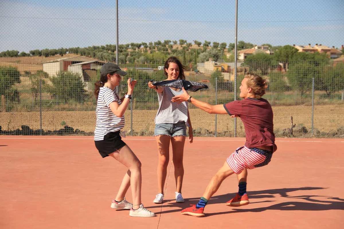 Campistas jugando en la pista de tierra
