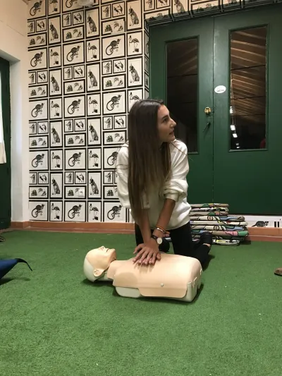 Exercice de premiers secours pendant la formation d'animateur