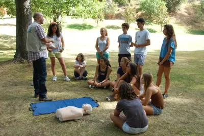 Exercice de premiers secours pendant la formation d'animateur