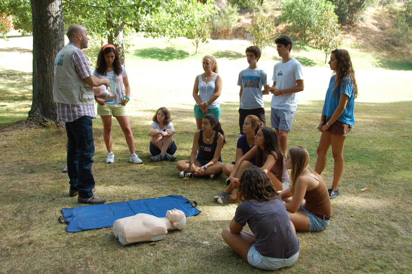 Exercice de premiers secours pendant la formation d'animateur