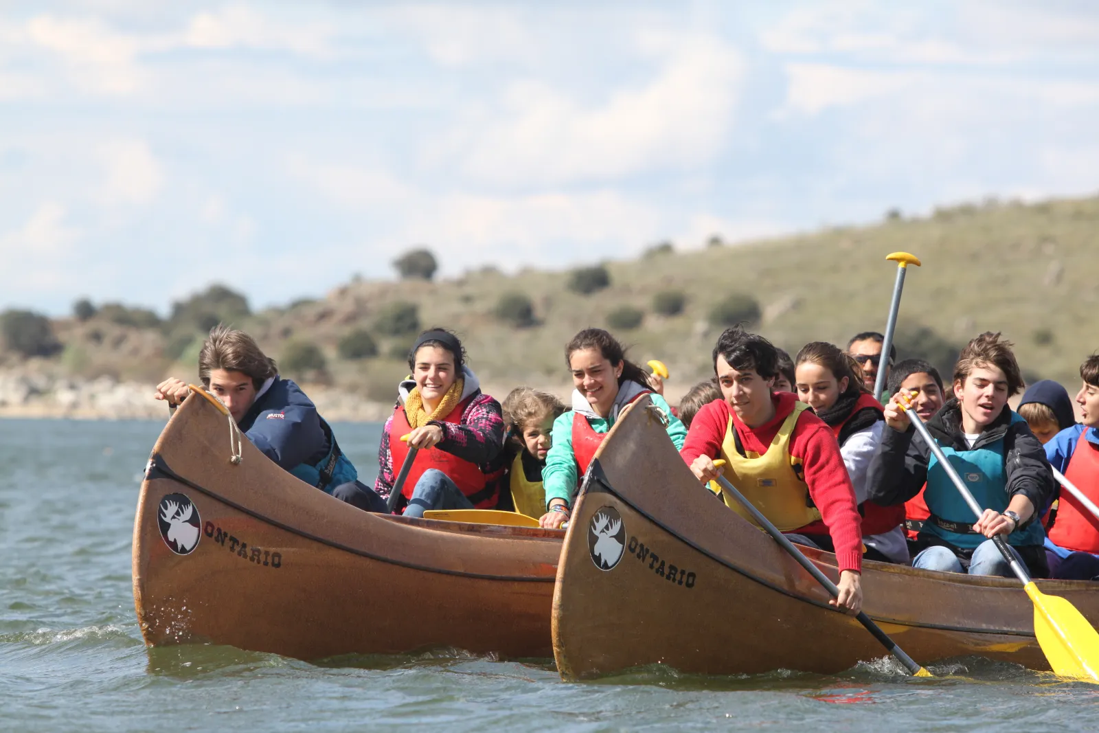 Grupo de Toledo Junior en canoa por el embalse