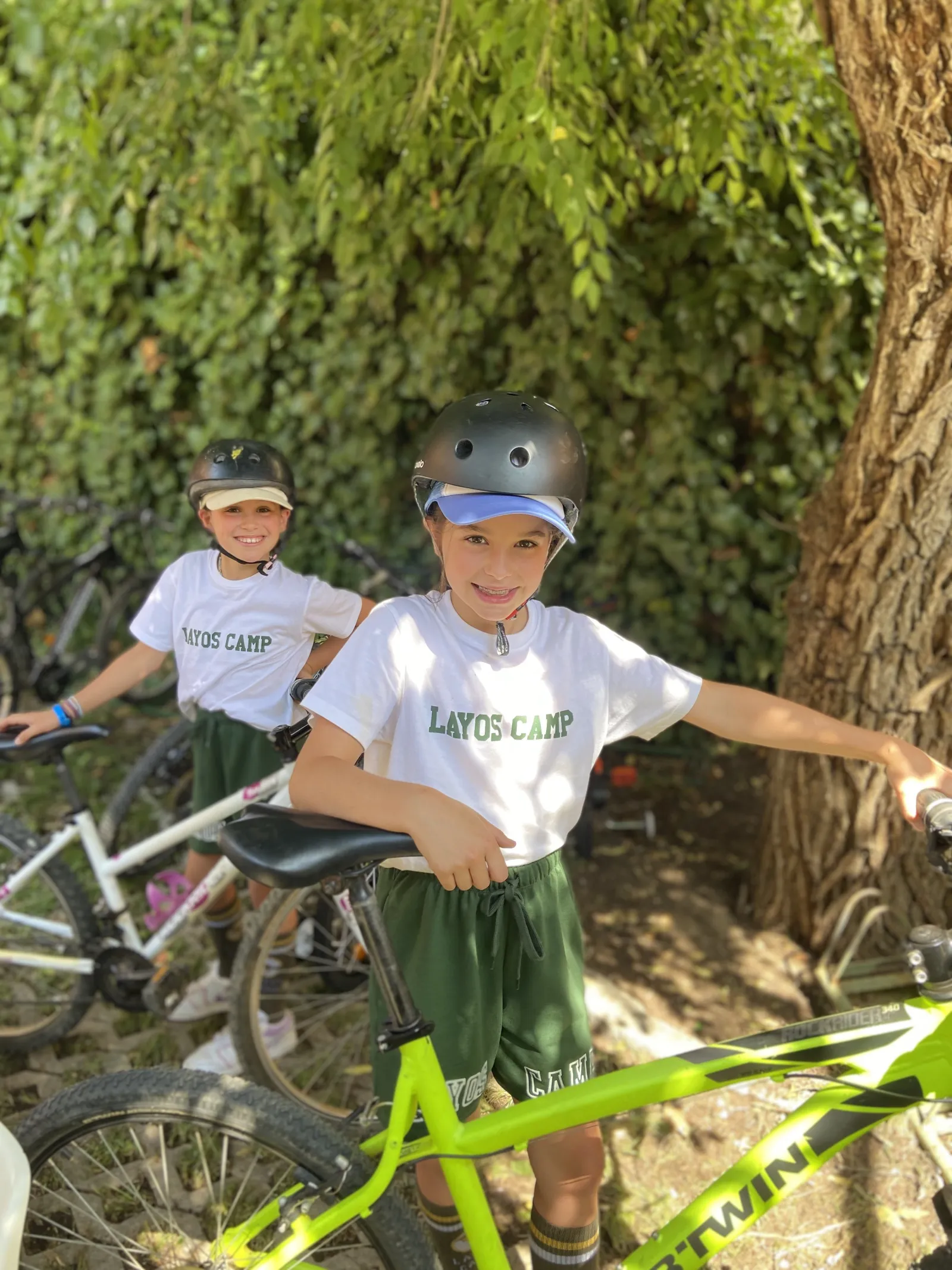 Preparados para una salida en bicicleta en el campamento, con casco