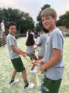 Juego de tira y afloja en la pista del campamento