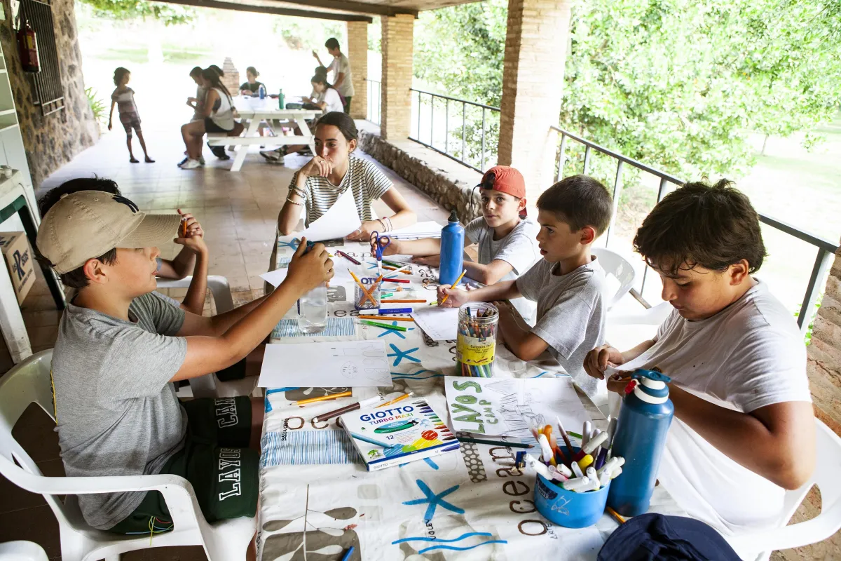 Atelier de peinture et de travaux manuels au Kids Camp Gredos