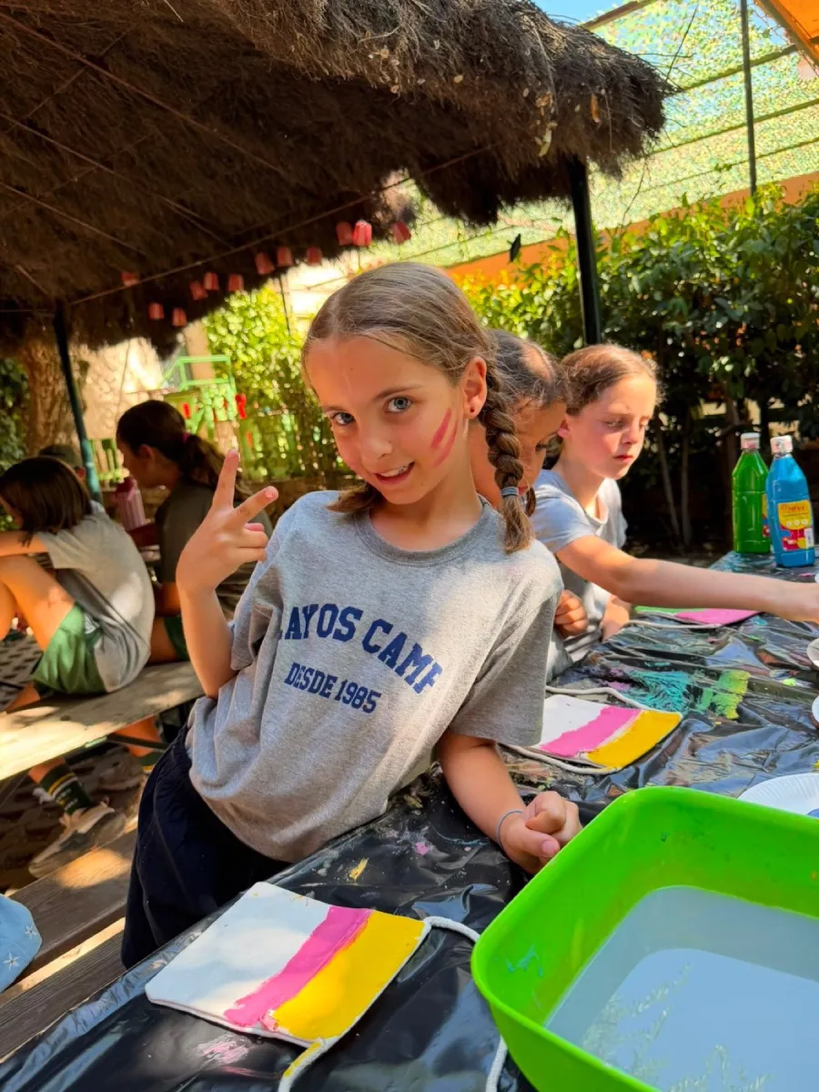 Arts and crafts workshop at the Toledo camp