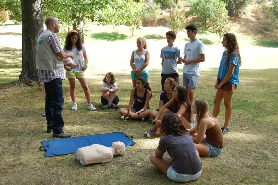 Práctica de primeros auxilios durante el curso de monitor