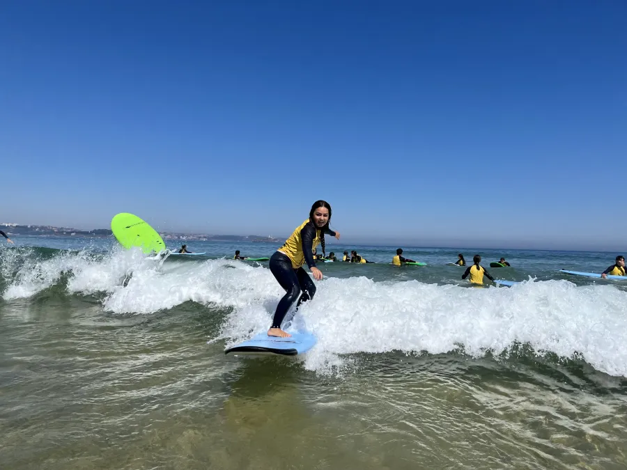 Cours de surf sur la plage, au camp de Santander