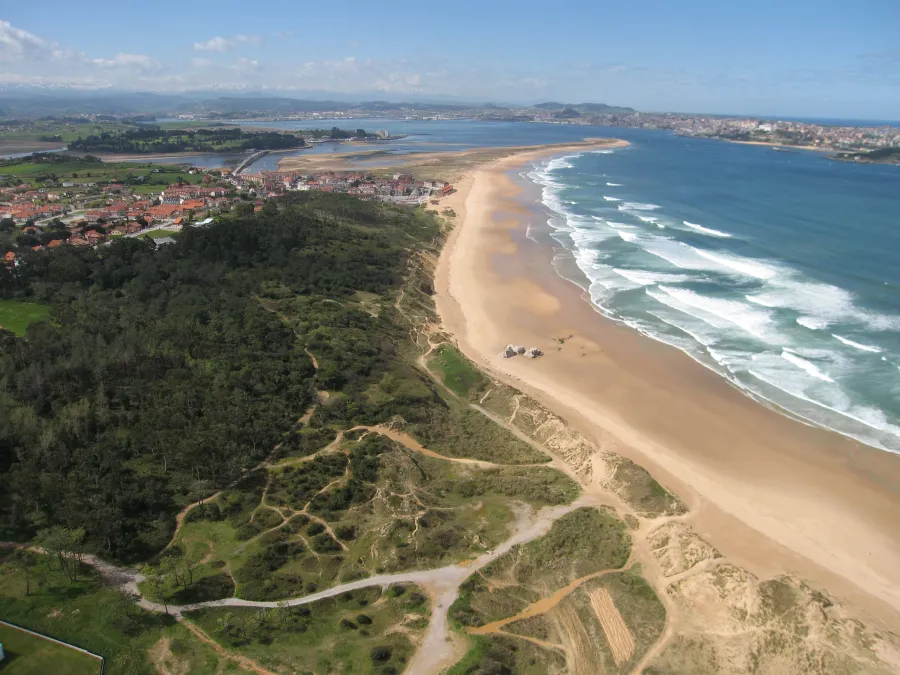 Vue aérienne de la plage de Somo et Loredo, dans la baie de Santander